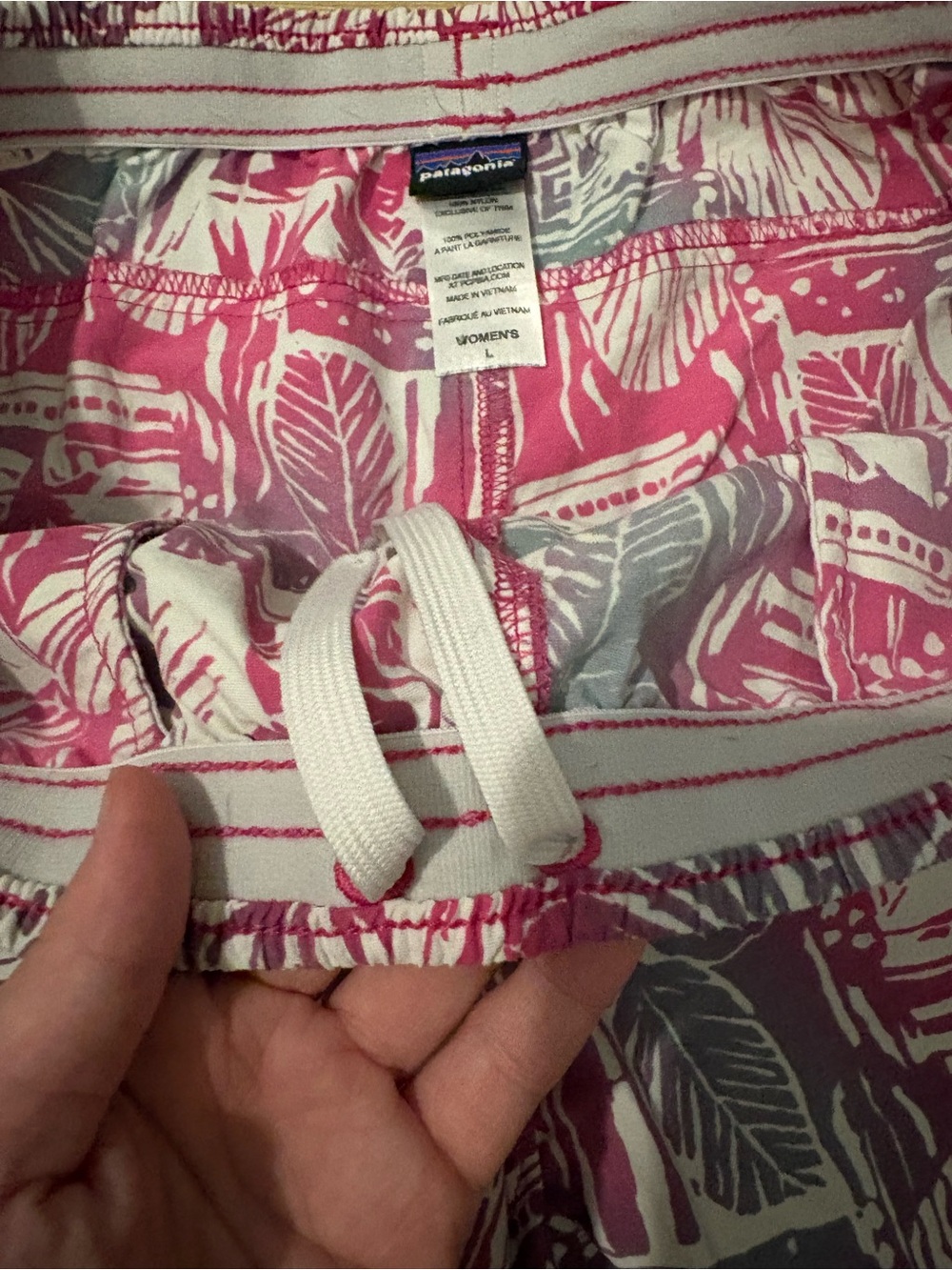 Patagonia Women's Baggies Shorts in the Na Pali Beach/Desert Turquoise Pattern - Picture 4 of 9